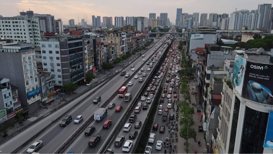 Theo ghi nhận của phóng viên, khoảng 18h tại đường Nguyễn Xiển, lối xuống vàng đai 3 hướng về trung tâm thủ đô đã xuất hiện tình trạng ùn ứ, nhiều ô tô phải xếp hàng nhích từng chút một.