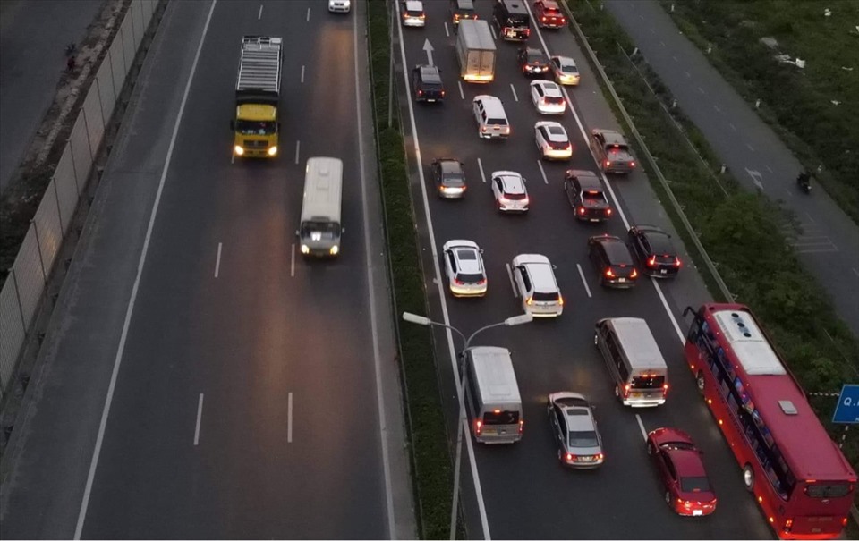 Tại cao tốc Pháp Vân - Cầu Giẽ các phương tiện lưu thông dễ dàng, không có tình trạng ùn tắc dài như những ngày đầu nghỉ lễ.