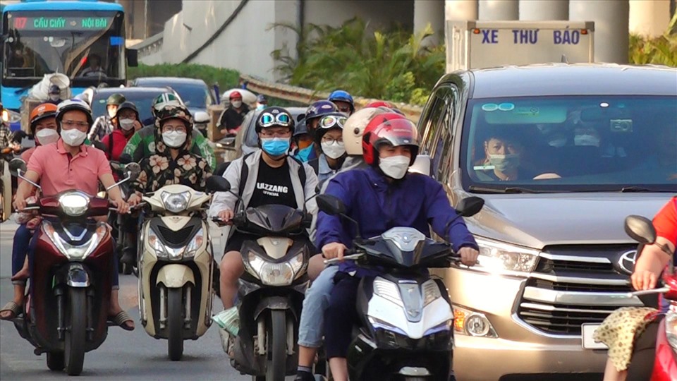 Trong nội thành Hà Nội, các phương tiện vẫn lưu thông dễ dàng trong ngày nghỉ thứ 3.