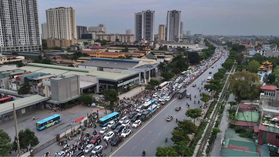 Khu vực đường Ngọc Hồi, hướng về bến xe Nước Ngầm, các phương tiện cũng đông dần lên gây tình trạng ùn tắc khoảng 2km.