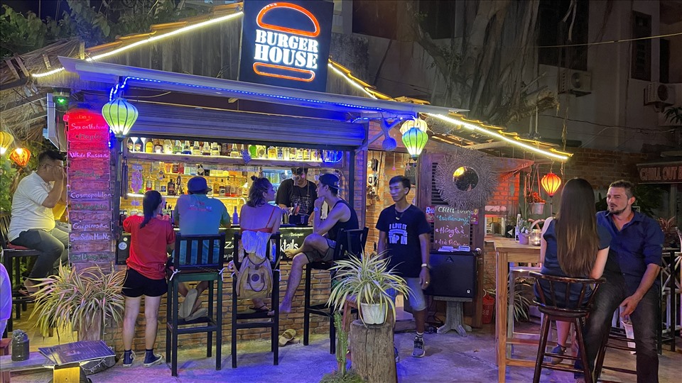 Các quán bar ven biển thu hút đông du khách nước ngoài. Ảnh: DT