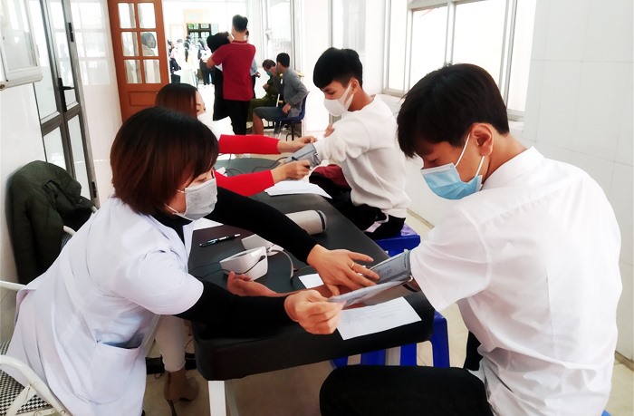 Học sinh trường Phổ thông Tuyên Quang được khám sàng lọc trước khi tiêm vắc xin COVID-19.