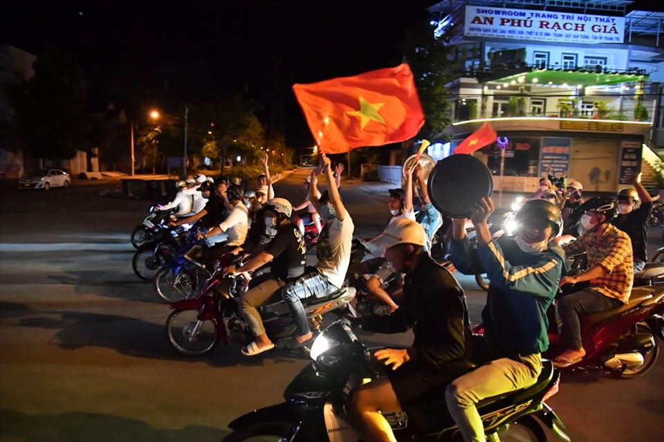 Hình ảnh người dân TP Rạch Giá ăn mừng chiến thắng của đội tuyển U23 Việt Nam.