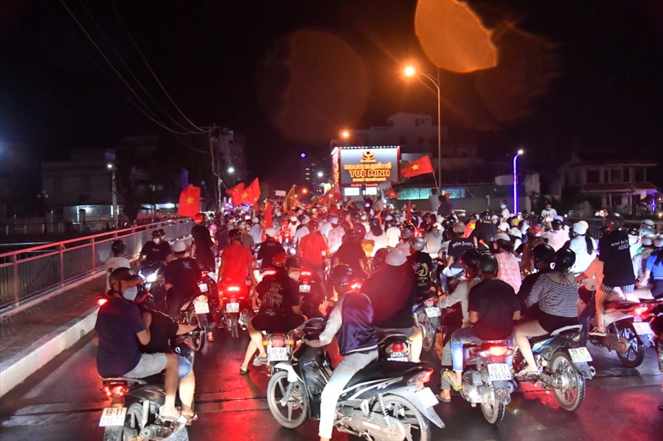 Hình ảnh người dân TP Rạch Giá ăn mừng chiến thắng của đội tuyển U23 Việt Nam.