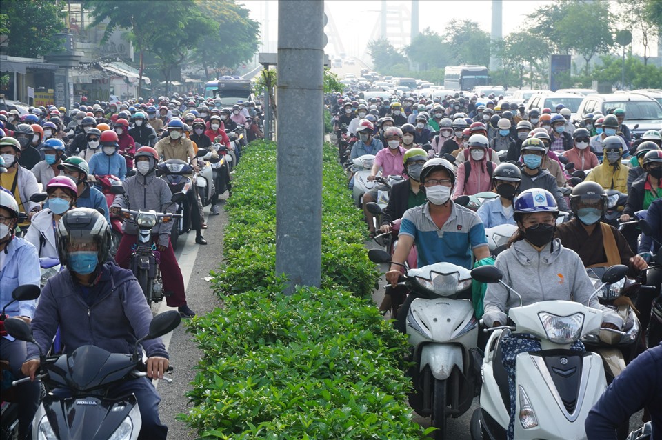 Vào giờ cao điểm sáng nay 20.5, lượng xe từ các quận ngoại thành đi vào đường Phạm Văn Đồng khá lớn, khi đến nút giao Nguyễn Thái Sơn thì gặp dòng xe từ đường Nguyễn Kiệm, Hoàng Minh Giám đổ ra chắn ngang gây ra ùn tắc.