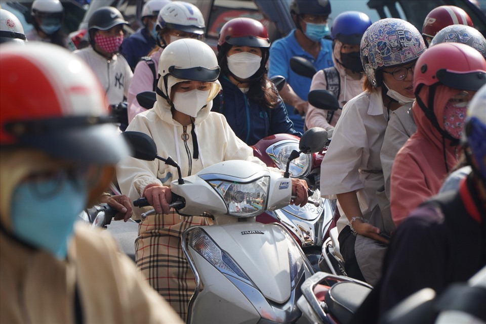 Người dân trên đường Nguyễn Kiệm hoa mắt nhức tai với xe cộ đông nghịt, còi xe inh ỏi.