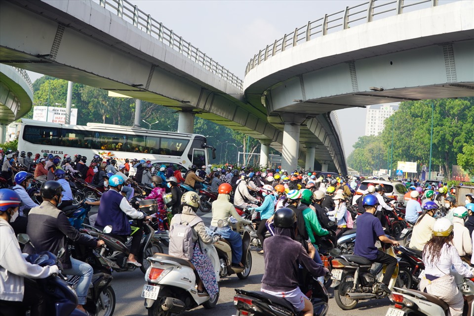 Giao thông hỗn loạn dưới chân cầu vượt thép nút giao Nguyễn Thái Sơn.