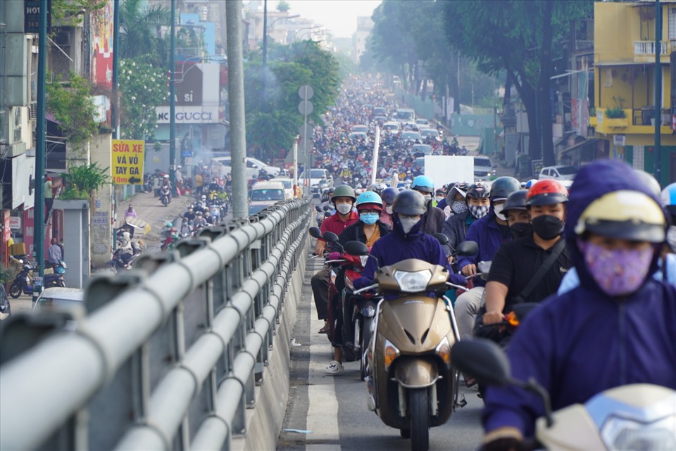 Theo Trung tâm quản lý hạ tầng giao thông đường bộ (Sở GTVT TPHCM) thời gian qua nút giao Nguyễn Thái Sơn thường xuyên kẹt xe, kéo theo các đường kết nối bị ùn ứ. Ngoài lượng xe tăng cao giờ cao điểm, nhiều trường hợp không chấp hành tín hiệu đèn giao thông cũng dẫn đến tình trạng ùn tắc ở khu vực.