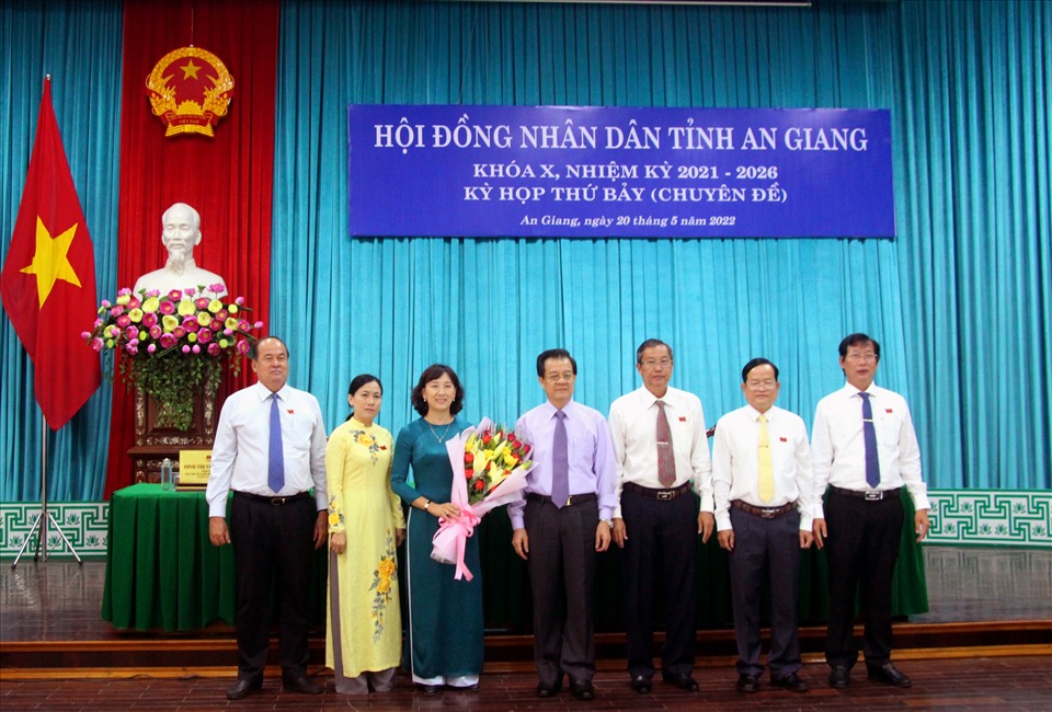 Lãnh đạo Tỉnh ủy, HĐND, UBND tỉnh An Giang chúc mừng bà Nguyễn Thị Minh Thúy. Ảnh: LT