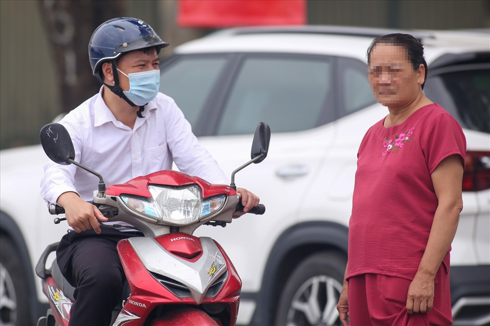 Anh Hồng Phúc (ngụ Quận Cầu Giấy) chia sẻ: “Tôi rất muốn được chứng kiến U23 Việt Nam giành huy chương vàng trên sân nhà. Tuy nhiên, giá vé hiện tại quá cao nên có thể tôi đành gác lại giấc mơ này“.