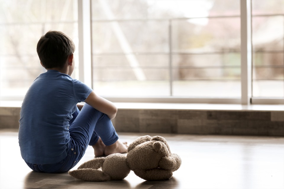 Trẻ khi bị trách mắng sẽ bị rơi vào trạng thái trầm cảm, khép mình lại. Ảnh: Xinhua