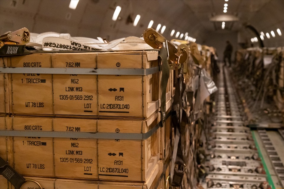 Ammunition, weapons and other equipment are prepared to be delivered to Ukraine from the air base in Delaware, USA.  Photo: AFP