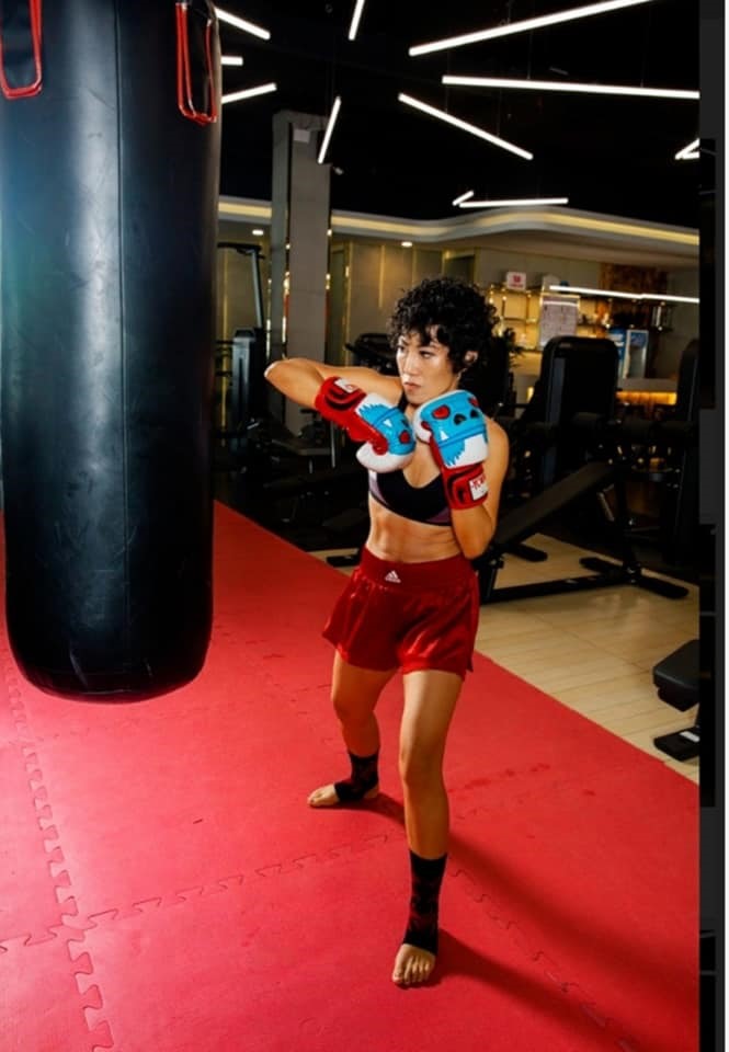 Kim Phượng đam mê Muay và Boxing sau khi ghi hình cho “Bão Ngầm“. Ảnh: FBNV.