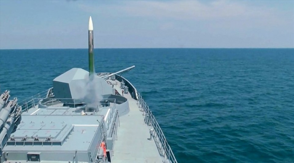 Khinh hạm Đô đốc Makarov của Hạm đội Biển Đen tiêu diệt tên lửa hành trình chống hạm trên không với sự hỗ trợ của hệ thống tên lửa phòng không Shtil. Ảnh: Bộ Quốc phòng Nga