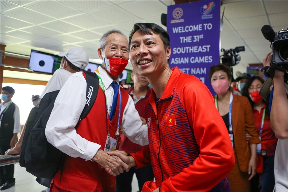 Trọng tài Cung Bỉnh Di chúc mừng Trần Quốc Cường sau khi giành huy chương vàng SEA Games 31. Ảnh: Thanh Vũ