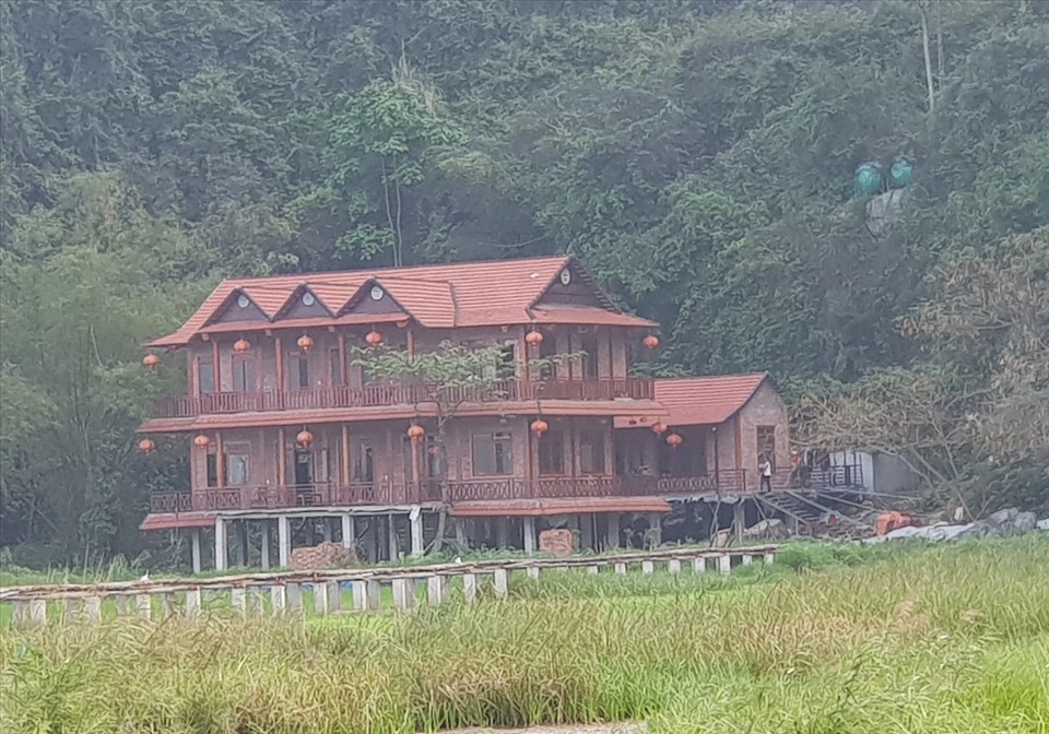 Công trình nhà 3 tầng của hộ gia đình ông Lưu Đình Quế, xây dựng trái phép trong vùng lõi Di sản nhưng đến nay vẫn chưa được xử lý. Ảnh: NT