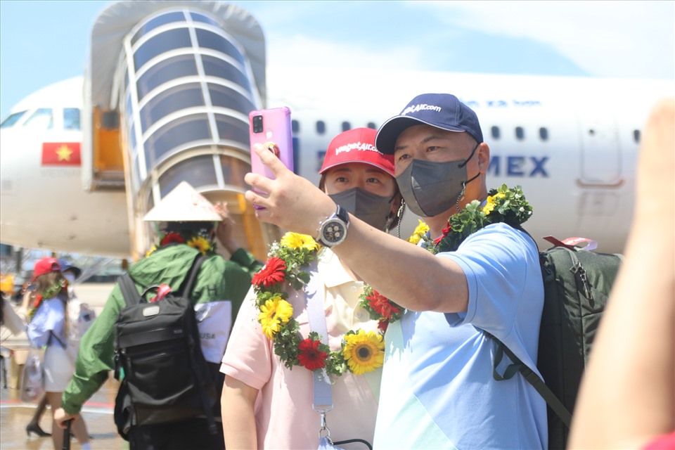 Sau thời gian dài ảnh hưởng dịch bệnh, 2 du khách Hàn Quốc chụp lại khoảnh khắc đặt chân xuống sân bay Cam Ranh- Việt Nam. Ảnh:Phương Linh