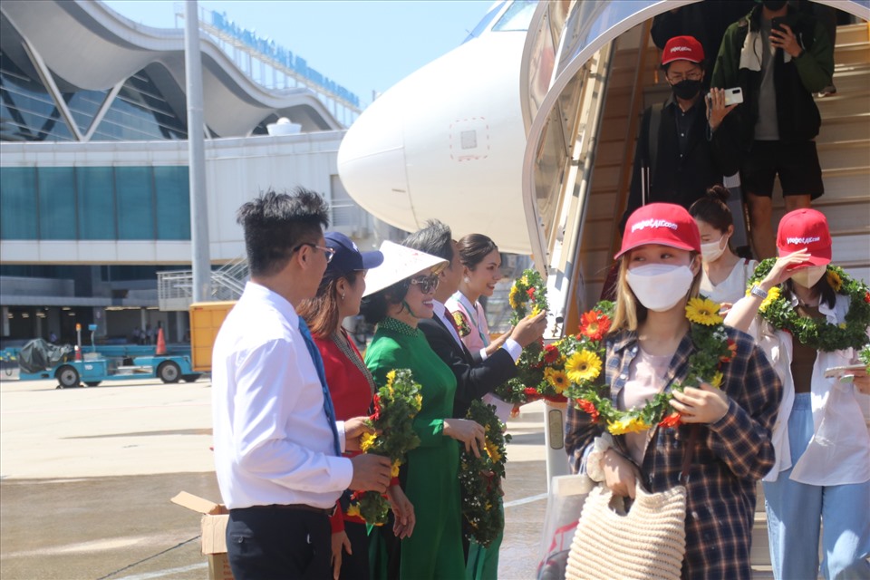 Chuyến bay mang theo hơn 150 du khách từ Hàn Quốc sang du lịch. Ảnh: Phương Linh