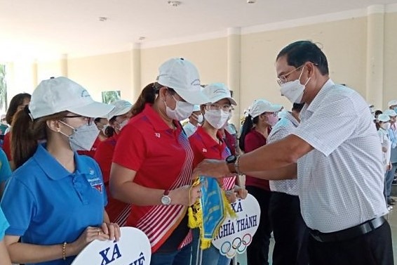 Ông Nguyễn Tấn Bản - Phó bí thư Huyện ủy trao cờ lưu niệm cho các đội tham gia hội thao. Ảnh: T.T