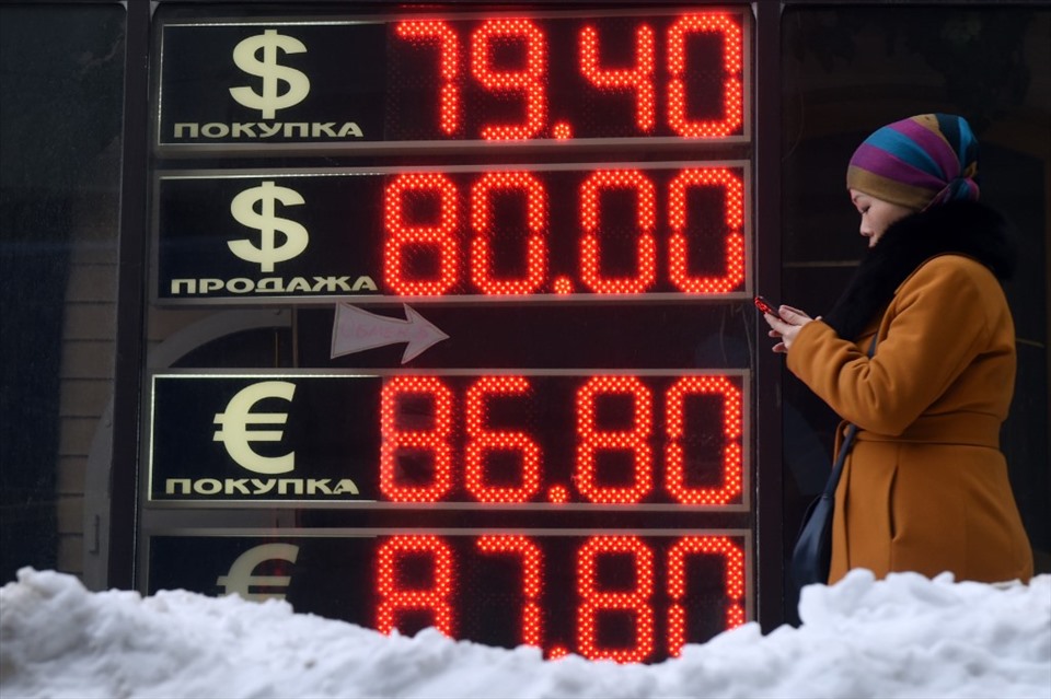 Bảng niêm yết tỉ giá ngoại tệ so với đồng rúp Nga ở Mátxcơva năm 2016. Ảnh minh họa: AFP