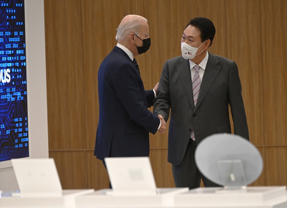 Tổng thống Joe Biden bắt tay Tổng thống Hàn Quốc Yoon Suk-yeol trước khi thăm nhà máy Samsung Electronics ở Pyeongtaek vào ngày 20.5.2022. Ảnh: AFP