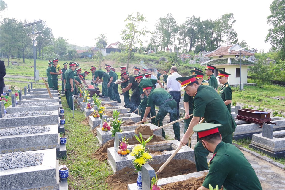 16 hài cốt liệt sĩ được an táng tại Nghĩa trang liệt sĩ TP. Huế.