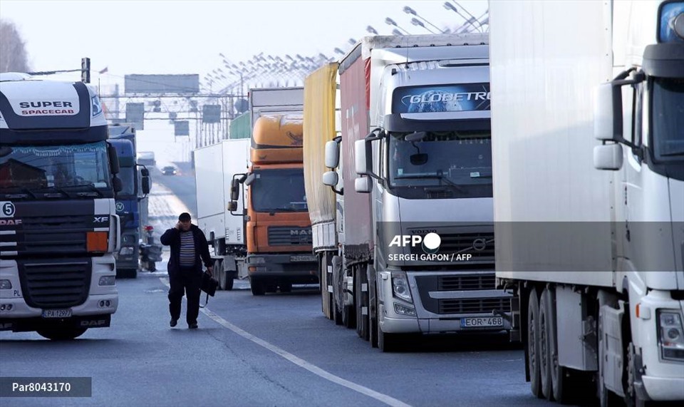 Xe tải Belarus tại một điểm kiểm soát biên giới của Nga bên ngoài Smolensk, biên giới Nga-Belarus. Ảnh minh họa. Ảnh: AFP