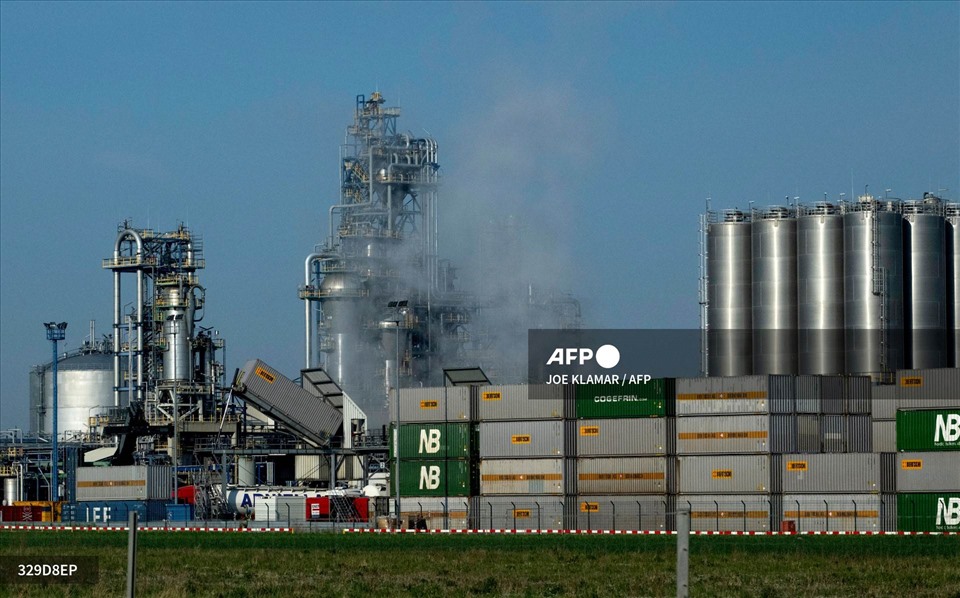 Toàn cảnh nhà máy lọc dầu OMV lớn nhất của Áo tại Schwechat gần Vienna, Áo. Ảnh: AFP
