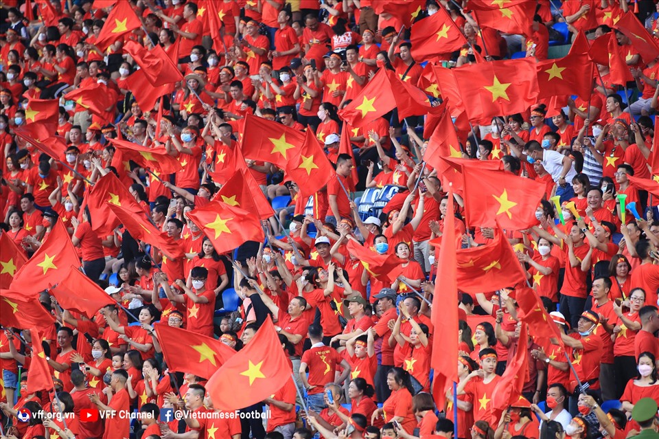 Mỗi trận đấu của tuyển nữ Việt Nam đều là những bữa tiệc bóng đá sôi động trên sân Cẩm Phả. Ảnh: VFF