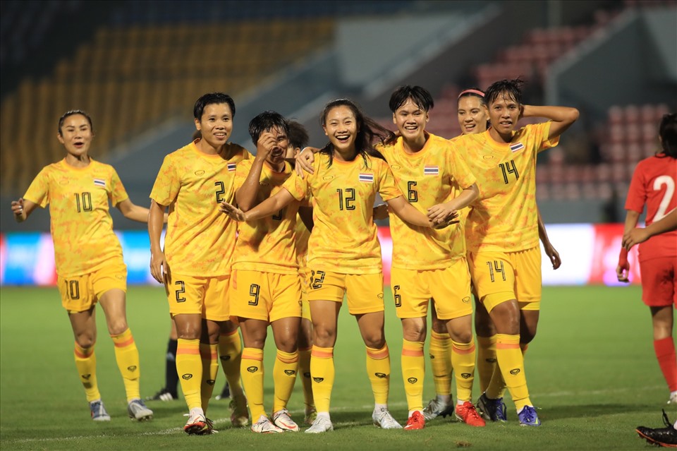 Huấn luyện viên Mai Đức Chung đã nghiên cứu kĩ đối thủ nữ Thái Lan và có đấu pháp phù hợp cho tuyển nữ Việt Nam. Ảnh: VFF