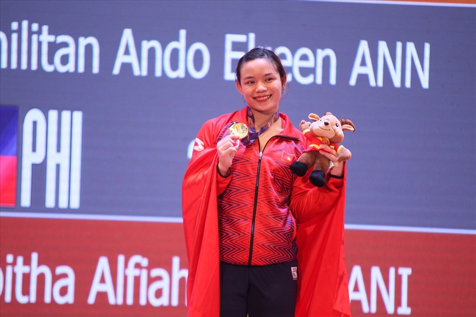 Hồng Thanh cùng tấm huy chương vàng đặc biệt tại SEA Games 31. Ảnh: Bùi Lượng