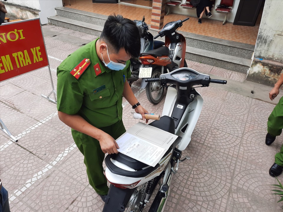 Công an xã Vân Nội (huyện Đông Anh) kiểm tra hồ sơ đăng ký xe của người dân.
