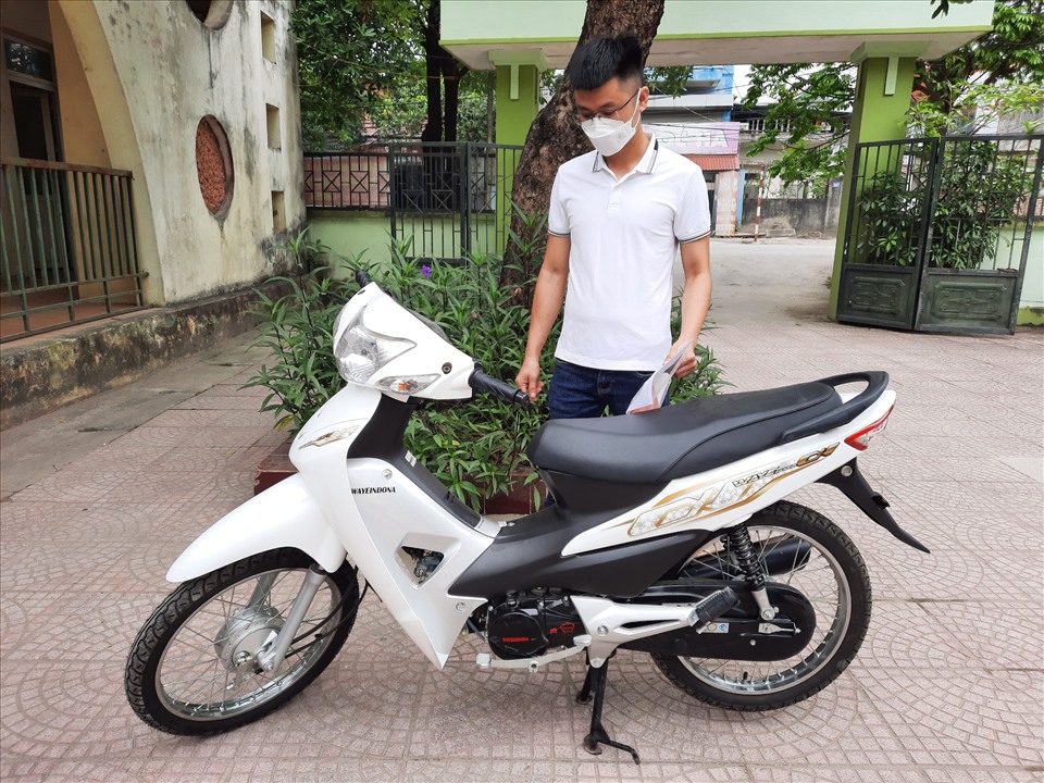 Người dân mang xe máy tới Công an xã Vân Nội (huyện Đông Anh) để thực hiện các thủ tục đăng ký xe và cấp biển số.