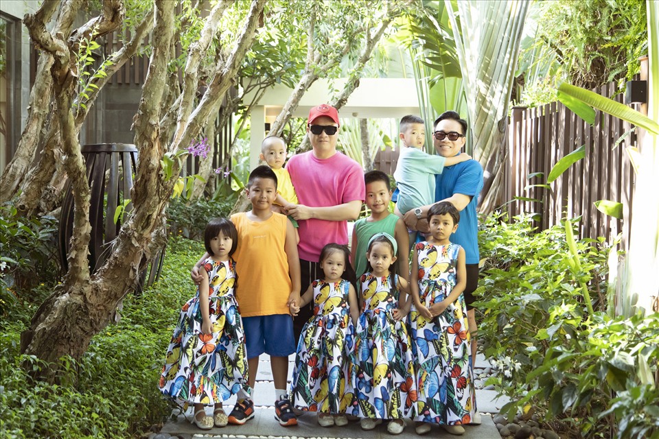 Trong mỗi chuyến đi nghỉ của gia đình, các bé được bố nuôi Đỗ Mạnh Cường thiết kế nhiều mẫu trang phục đẹp.