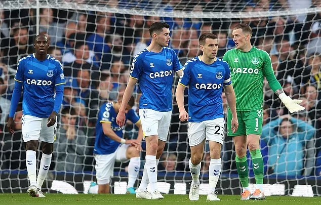 Everton đã trụ hạng nhưng màn kịch hay còn tiếp diễn? Ảnh: AFP