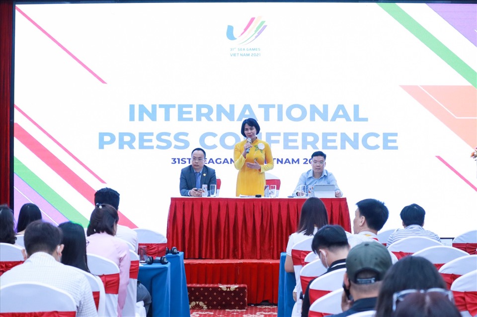 Bà Lê Thị Hoàng Yến - Phó Tổng cục trưởng Tổng cục TDTT chia sẻ những thông tin về Lễ bế mạc SEA Games 31 trong cuộc họp truyền thông quốc tế SEA Games 31 sáng 21.5. Ảnh: Bùi Lượng