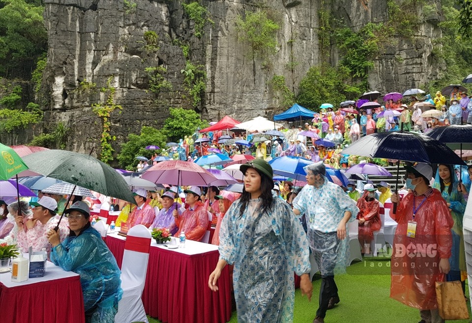 Dù trời mưa to nhưng trong ngày đầu khai mạc, hàng nghìn du khách đã đổ về Khu du lịch Tam Cốc - Bích độc để trải nghiệm. Ảnh: NT