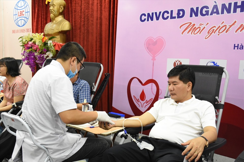Ông Cao Hữu Hiếu - Tổng Giám đốc Tập đoàn Dệt May Việt Nam - tham gia hiến máu. Ảnh: Vĩnh Hồng