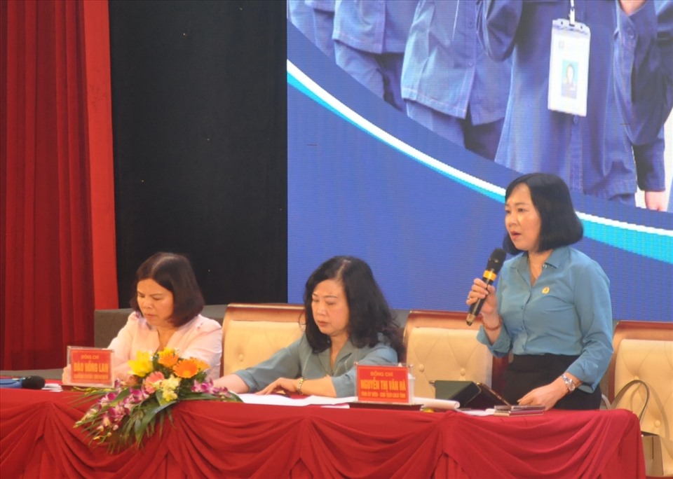 Bà Nguyễn Thị Vân Hà - Chủ tịch Liên đoàn Lao động tỉnh Bắc Ninh - trả lời câu hỏi tại buổi đối thoại. Ảnh: Bảo Hân