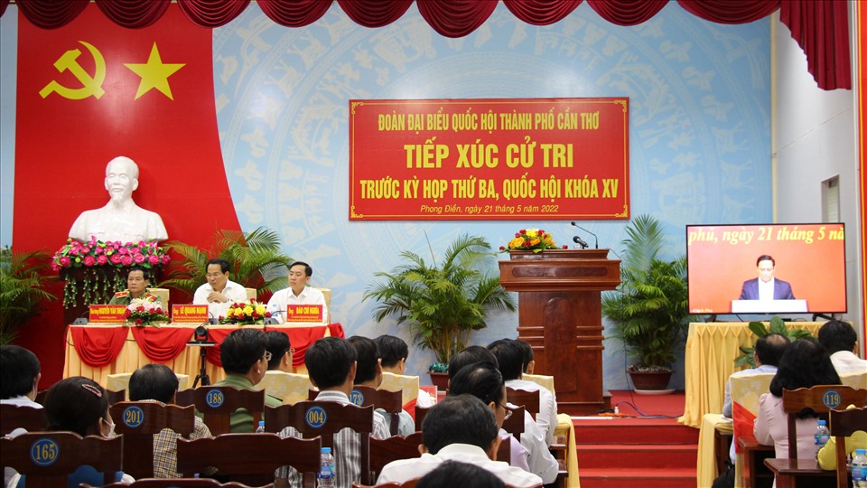 Các cử tri tại điểm cầu huyện Phong Điền (TP.Cần Thơ).