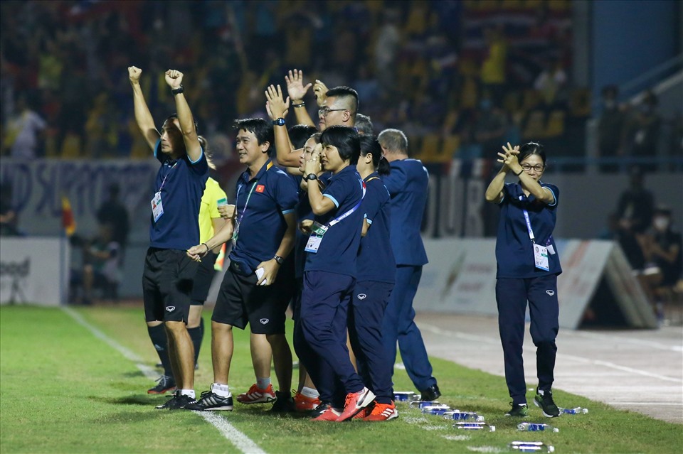 Ban huấn luyện tuyển nữ Việt Nam ăn mừng bàn thắng. Ảnh: Thanh Vũ