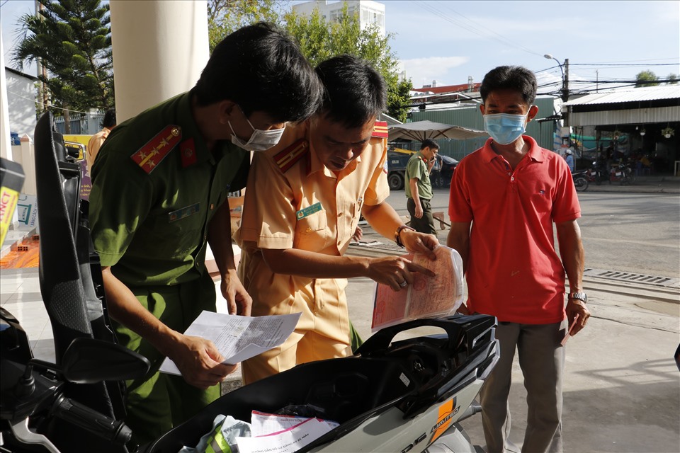 Theo ghi nhận, trong ngày 21.5, đã có nhiều người đến làm thủ tục đăng ký xe ở huyện Phong Điền (TP.Cần Thơ).