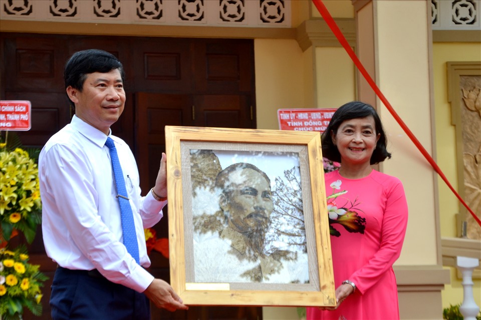 Chủ tịch UBND tỉnh Đồng Tháp Phạm Thiện Nghĩa tặng bức tranh Chủ tịch Hồ Chí Minh được chế tác từ vật liệu lá Sen cho Nhà trưng bày Chủ tịch Hồ Chí Minh trong dịp Lễ hội Sen. Ảnh:  TC