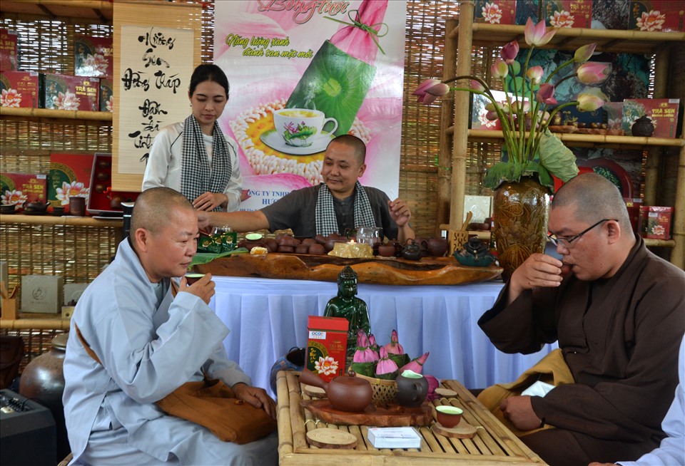 Điểm trình diễn trà Sen trong khuôn khổ Lễ hội Sen tỉnh Đồng Tháp. Ảnh: TC
