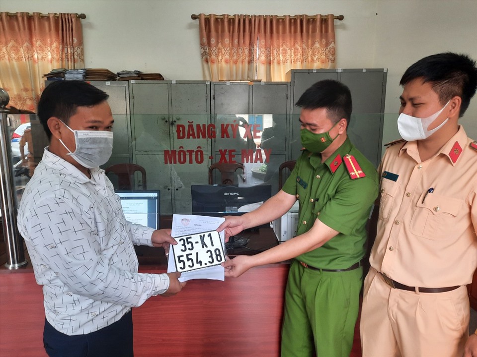 Những chiếc biển số xe môtô đầu tiên do Công an xã cấp cho người dân trên địa bàn huyện Kim Sơn. Ảnh: NT