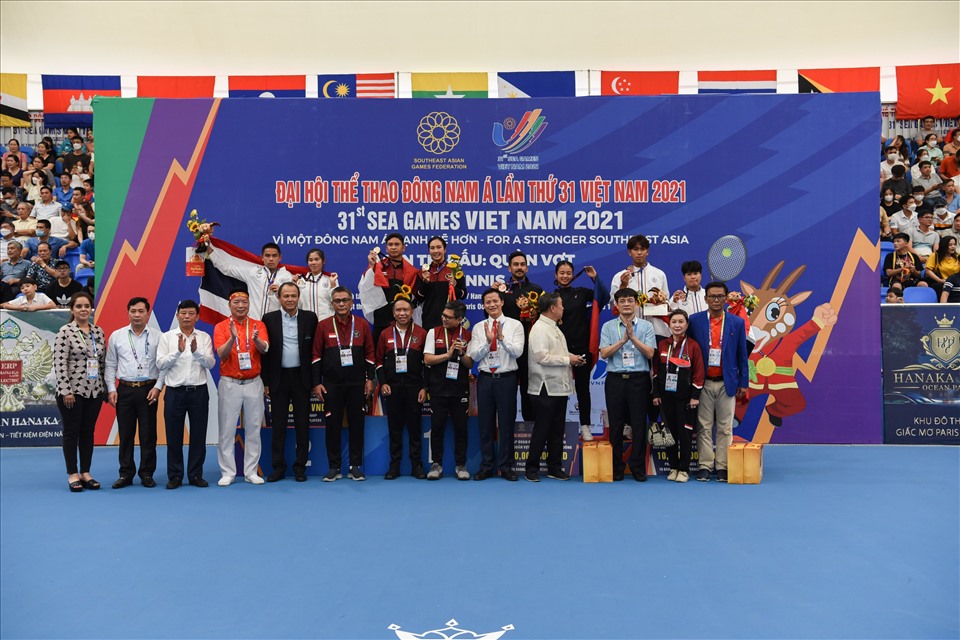 Bộ trưởng Bộ Thanh niên và Thể thao Indonesia Zainudin Amali cùng lãnh đạo tỉnh Bắc Ninh và các đại biểu chúc mừng các vận động viên đoạt huy chương nội dung đôi nam nữ.