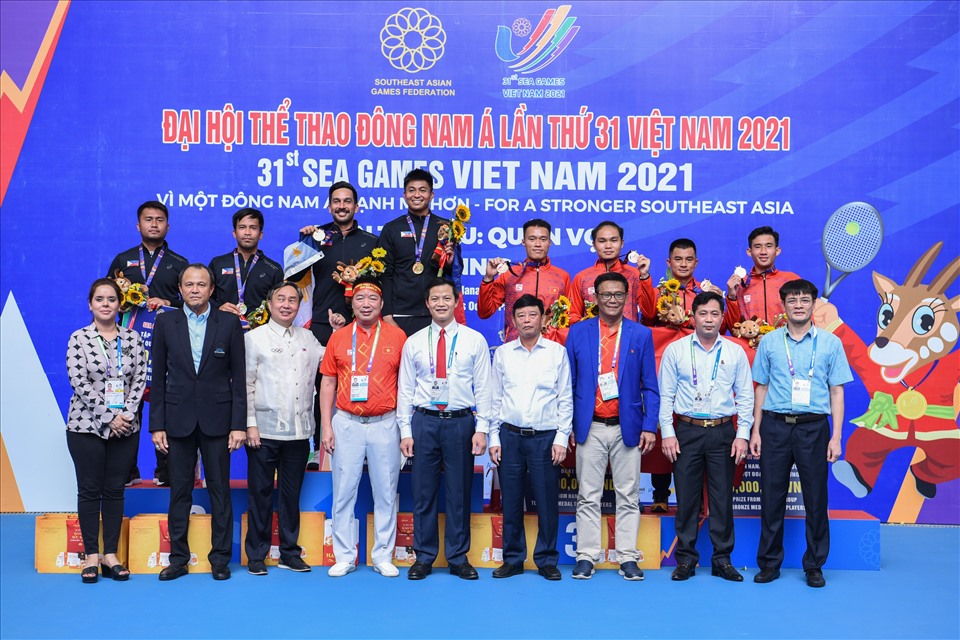 Lãnh đạo tỉnh Bắc Ninh và các đại biểu chúc mừng các vận động viên đoạt huy chương nội dung đôi nam.
