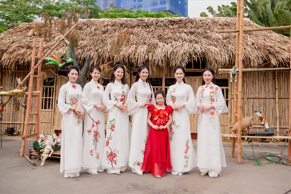 Hoàng Vân cùng dàn Hoa hậu tham gia vào các hoạt động “Lễ hội Hoa Phượng Đỏ“. Ảnh: NVCC