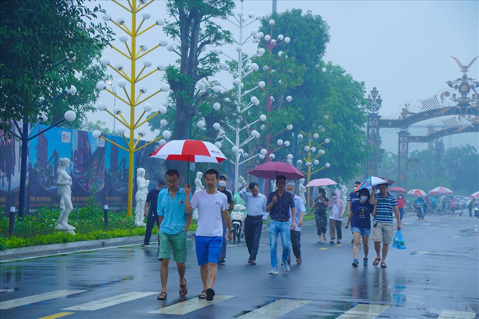 Trứa 22.5, trời đổ mưa nặng hạt, nhưng đông đảo người dân tỉnh Bắc Ninh vẫn đến Tổ hợp sân quần vợt Hanaka để cổ vũ cho đội tuyển quần vợt nữ Việt Nam thi đấu trận chung kết tại SEA Games 31.