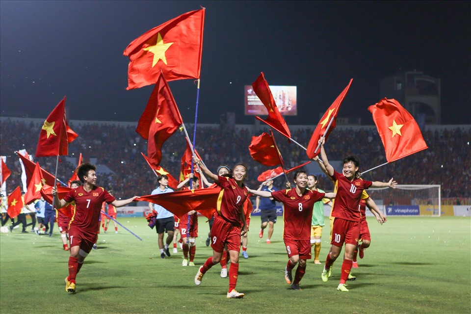 Ngay sau khi kết thúc trận đấu, các cô gái của đội tuyển Việt Nam ngay lập tức chạy đến chia vui cùng khán giả. Những chiếc cờ từ trên khán đài càng làm khung cảnh ăn mừng của đội tuyển nữ Việt Nam trở nên ý nghĩa.
